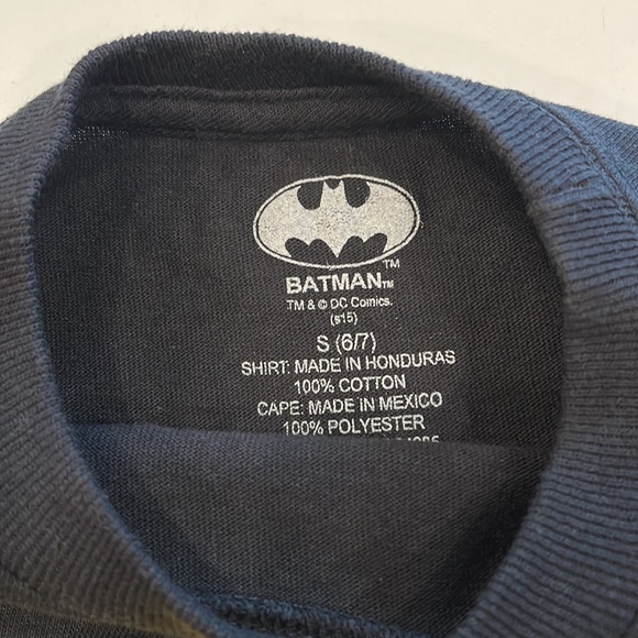 Batman Short Sleeve Shirt with Velcro cape. Size (6-7) S Never Worn. - Picture 5 of 6